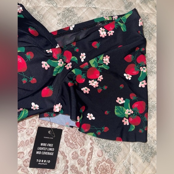 Retro Chic by Torrid flutter sleeve top and shorts strawberry bathing.  Size 0x - Picture 10 of 10